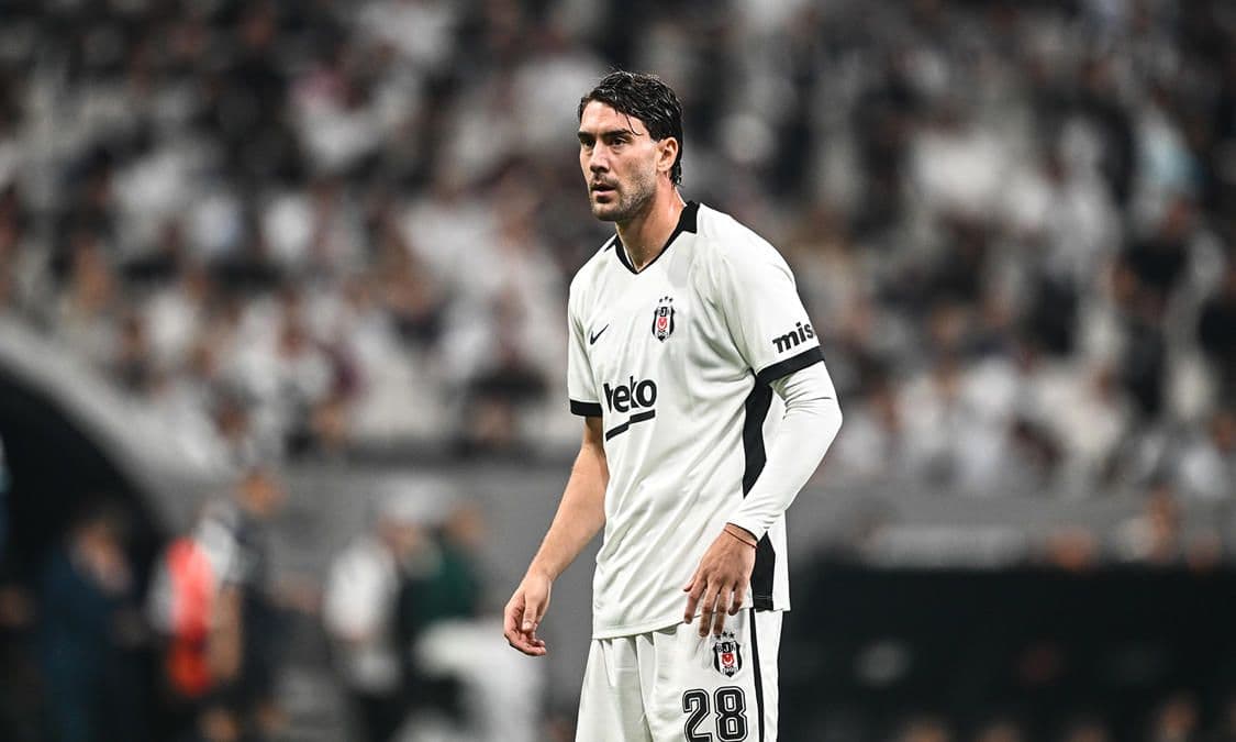 Beşiktaş'ın Golcüsü Vlahovic Sakatlandı: Milli Takım Maçlarını Kaçıracak