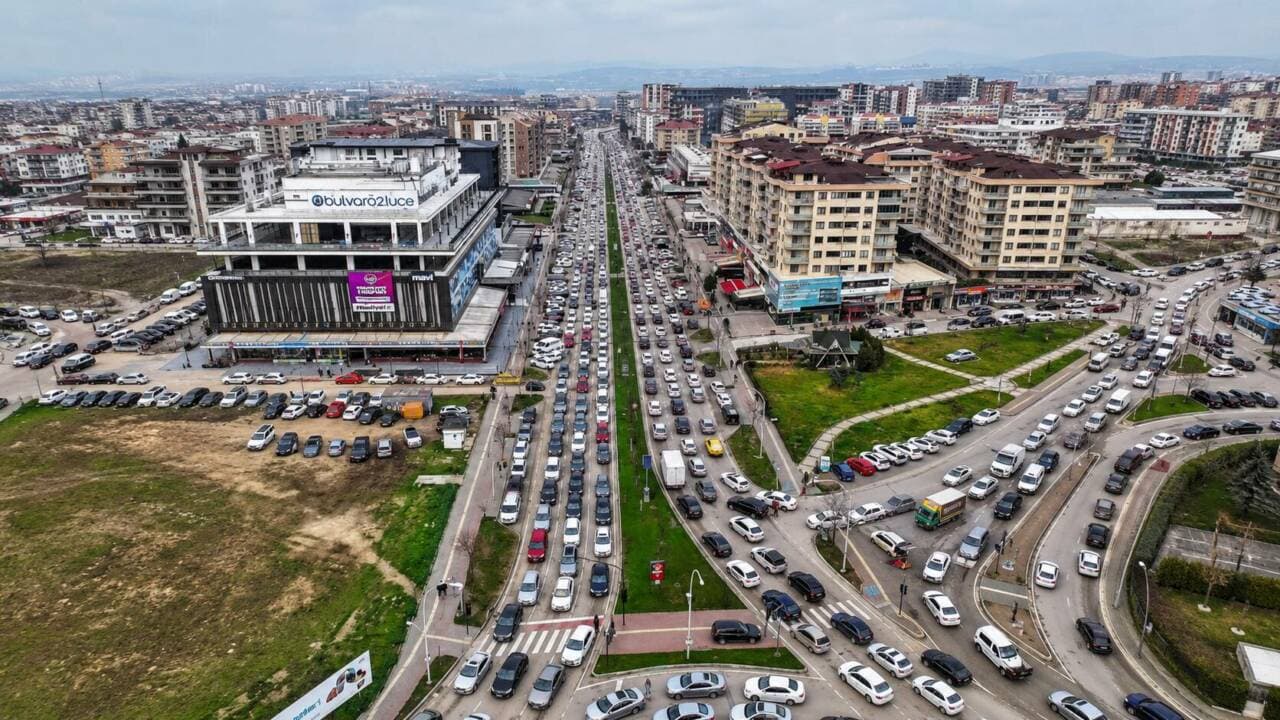 Nilüfer'de Trafik ve İmar Sorunları Gündemde: Özel Okullar Yolları Kilitliyor