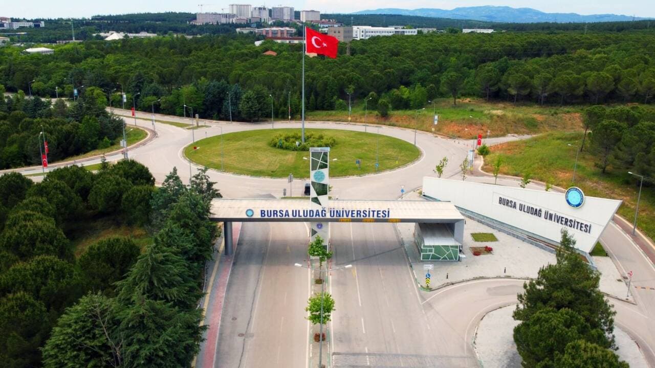 Uludağ Üniversitesi kampüsünde BursaKart mobil hizmet aracı ve işlem yapan öğrenciler