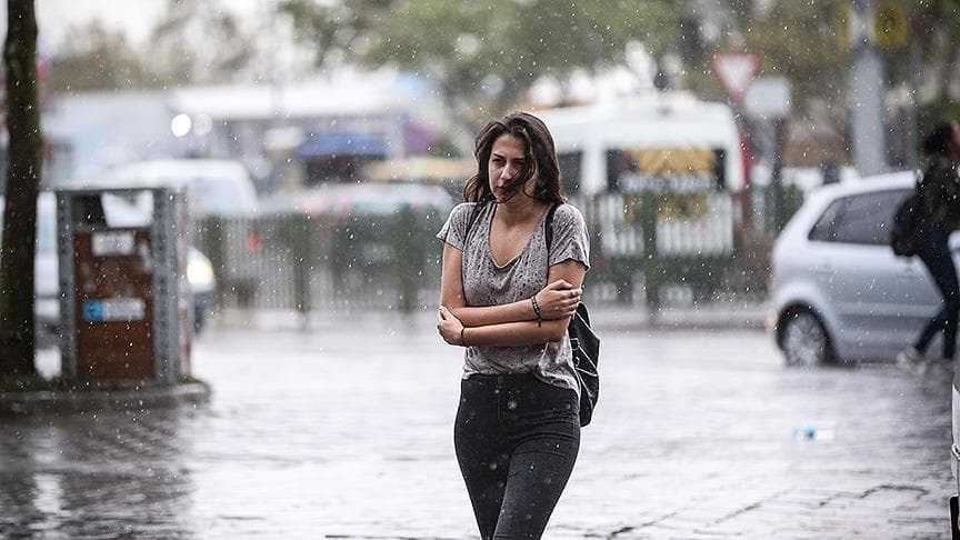Bursa'da yağmurda yürüyen genç bir kadın