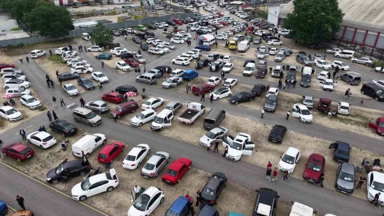 Bursa ikinci el otomobil pazarında bayram öncesi yoğunluk, çok sayıda araç ve insan.