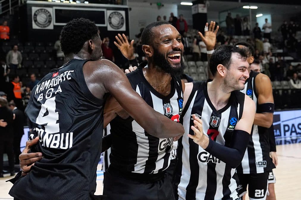 Beşiktaş GAİN basketbol takımı oyuncuları sevinç içinde.