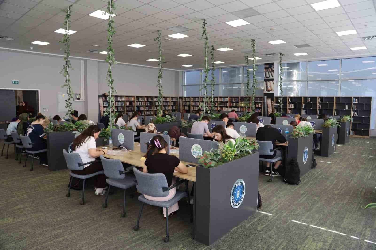 Bursa Büyükşehir Belediyesi gençlik merkezinde üniversite sınavı deneme sınavına giren öğrenciler.