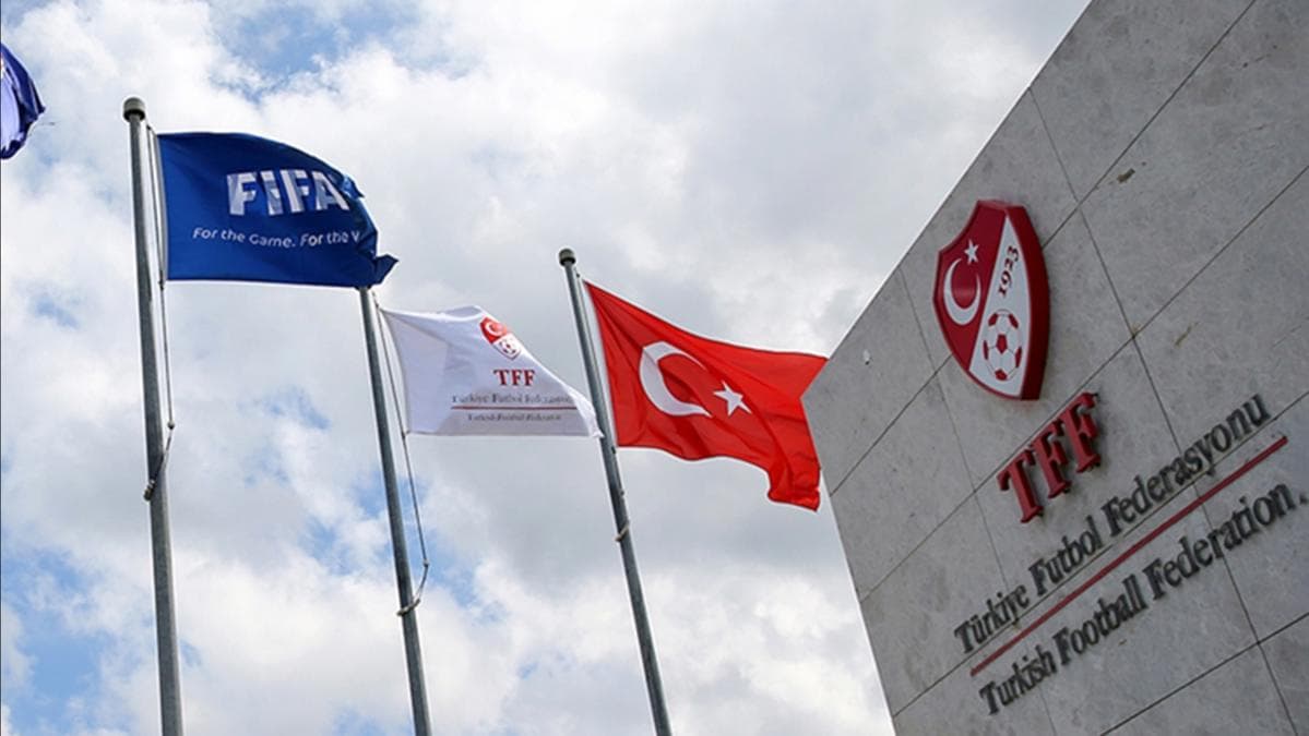Türkiye Futbol Federasyonu binası ve önünde dalgalanan TFF, FIFA ve Türk bayrakları.