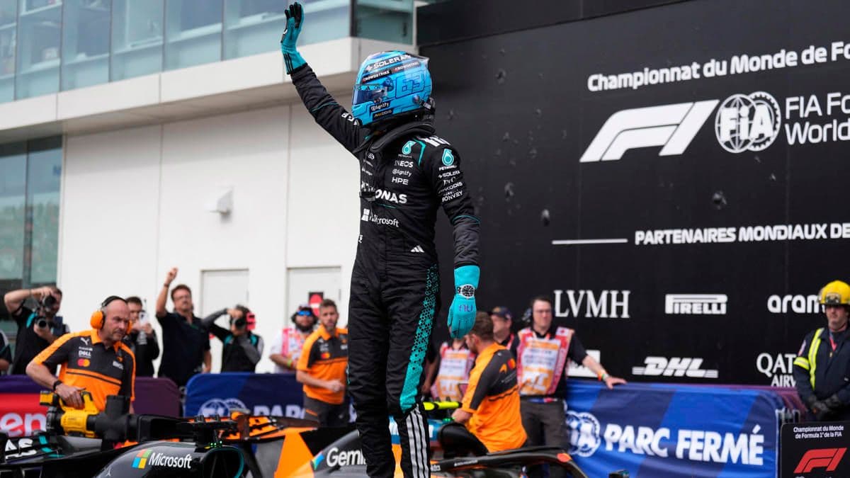 Formula 1 Kanada Grand Prix'sinde pole pozisyonunu kazanan George Russell podyumda el sallıyor.