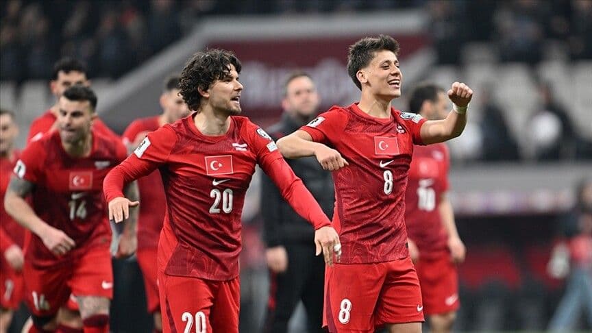 A Milli Futbol Takımı oyuncuları maç sırasında gol sevinci yaşıyor.