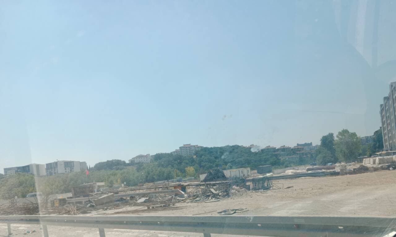 Bursa Hızlı Tren Bağlantı Yolu inşaat alanı, gecikmeler nedeniyle yarım kalmış proje.