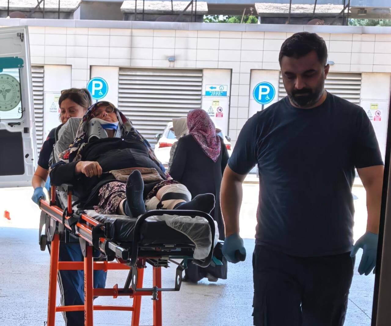Bursa İnegöl'de ATV kazasında yaralanan Huriye Ş.'nin ambulansla hastaneye taşınması.
