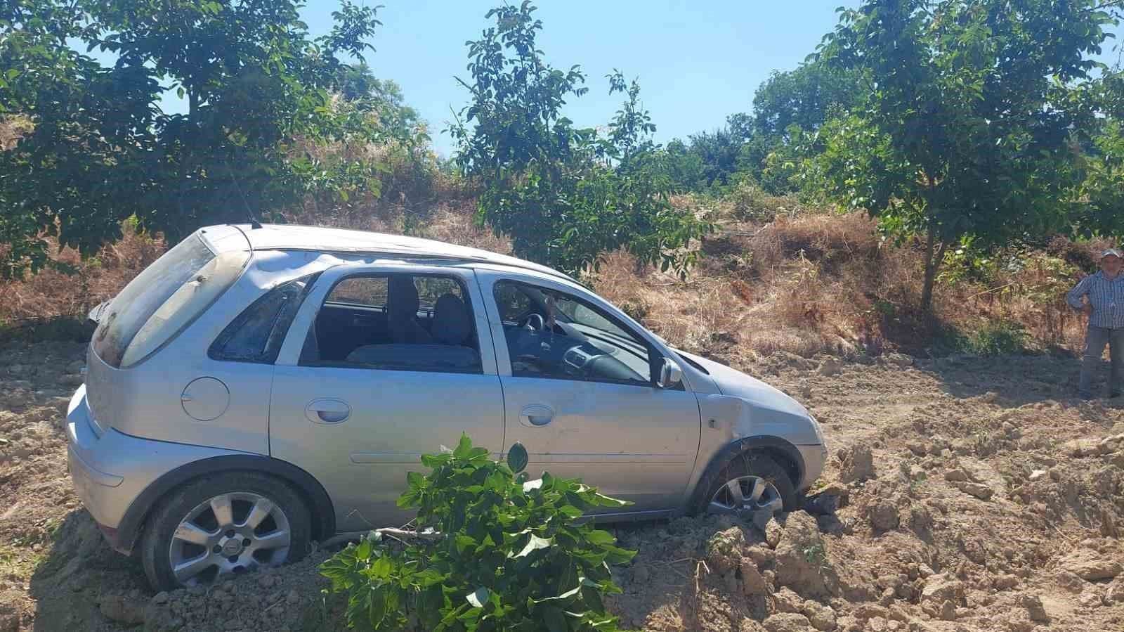 İnegöl'de meyve bahçesine uçan otomobilin kaza sonrası görüntüsü.