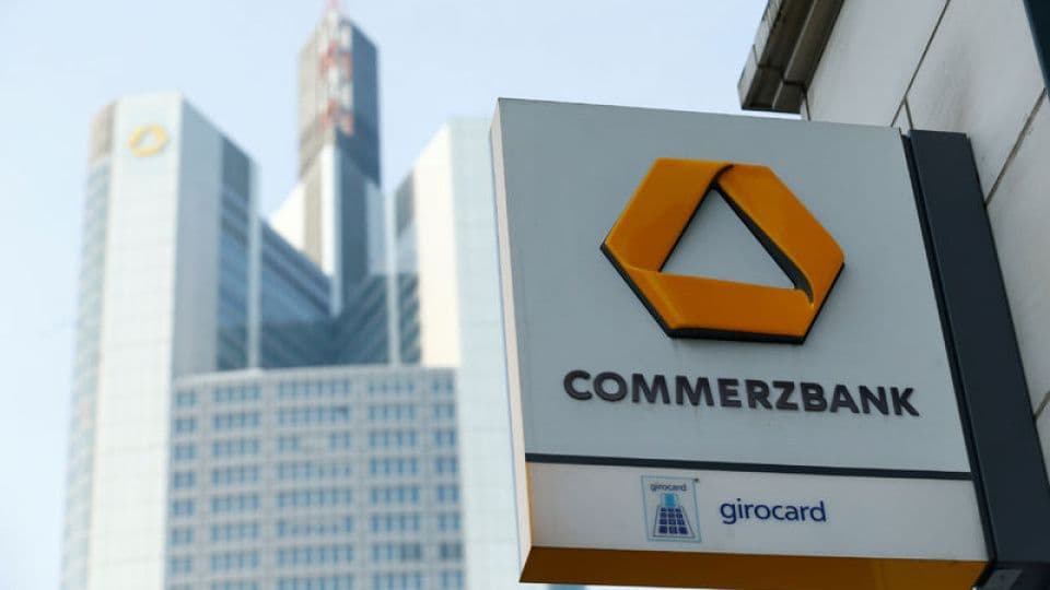 Commerzbank logosu ve binası, bankanın satın alma teklifini reddetmesi.