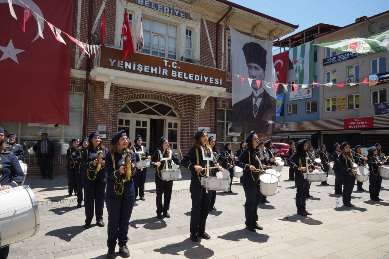 Yenişehir'de Tarihi An: Bursa'nın İlk Kadın Belediye Bandosu Sahneye Çıktı
