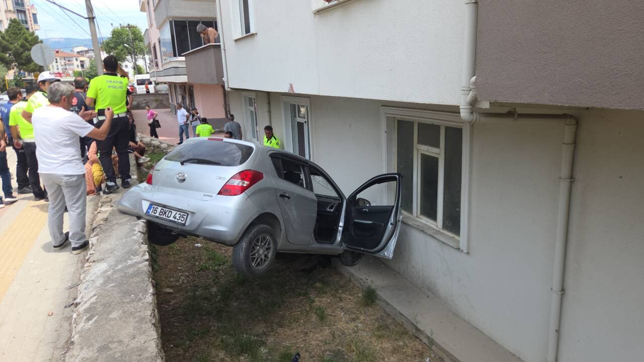 Orhangazi'de apartman bahçesine düşen otomobil ve olay yeri