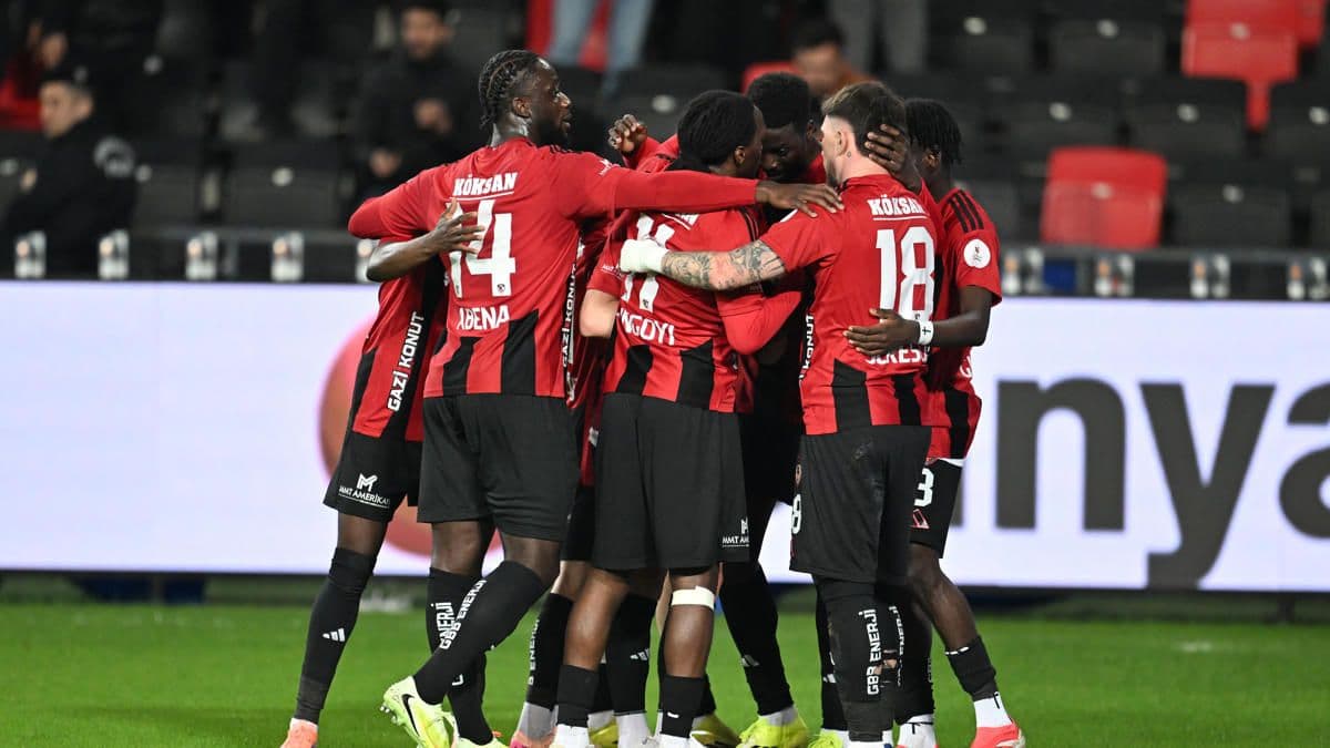 Gaziantep FK futbolcuları Kayserispor maçında gol sevinci yaşıyor.
