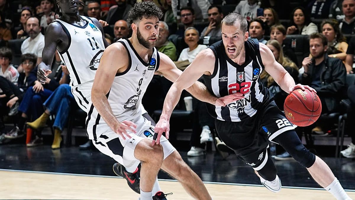 Beşiktaş ve JL Bourg basketbolcuları maç sırasında top kapma mücadelesinde.