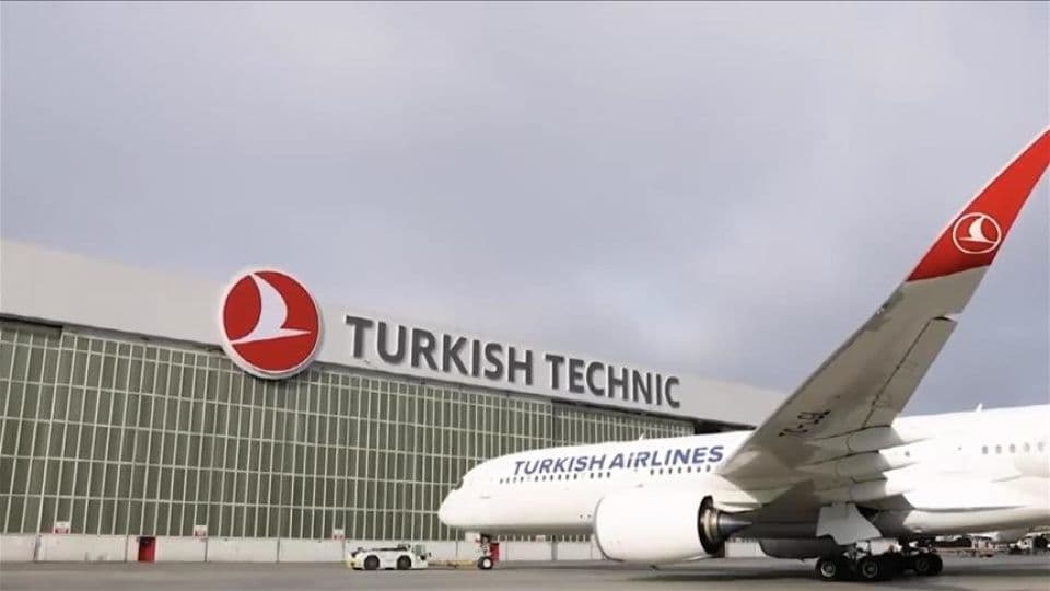 Türk Hava Yolları uçağı ve Turkish Technic hangarı önünde.