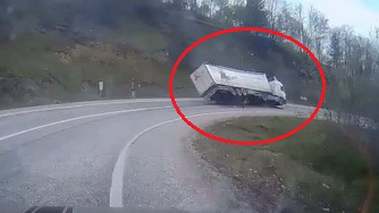 Bursa İnegöl'de freni boşalan TIR'ın virajda devrilme anı.