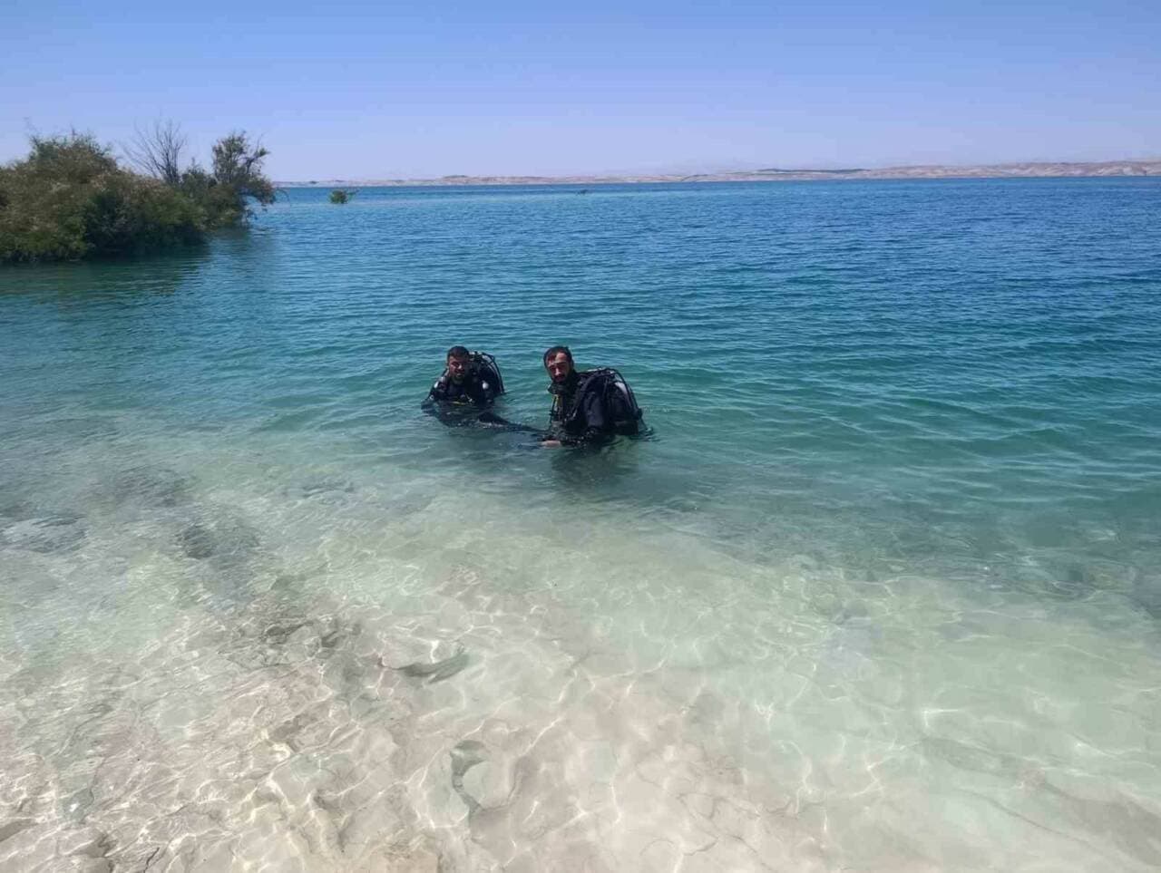 Şanlıurfa'da Atatürk Barajı Gölü'nde arama yapan dalgıç ekipleri.