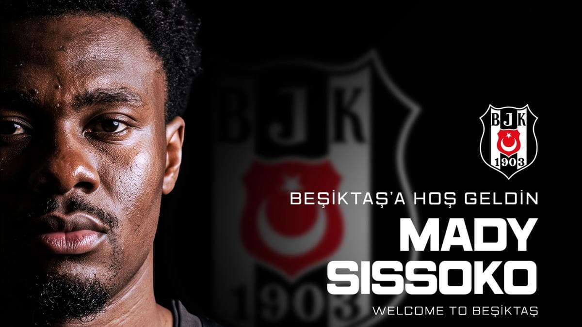 Beşiktaş'a transfer olan basketbolcu Mady Sissoko'nun Beşiktaş logosu önünde çekilmiş fotoğrafı.