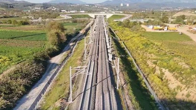 Bursa hızlı tren hattı demiryolu rayları ve çevresi.