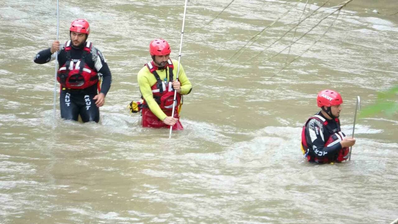 Giresun'da Sel Felaketi: Kayıp 2 Kişiyi Arama Çalışmaları Sürüyor