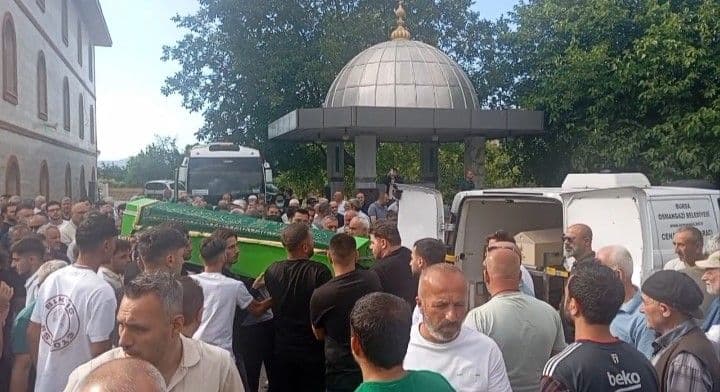 İznik Gölü'nde boğulan Bünyamin Kadı'nın cenaze töreninden bir an.