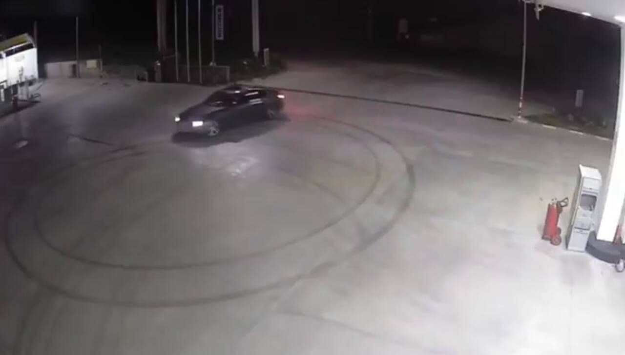 Bursa Osmangazi'de akaryakıt istasyonunda drift yapan araç