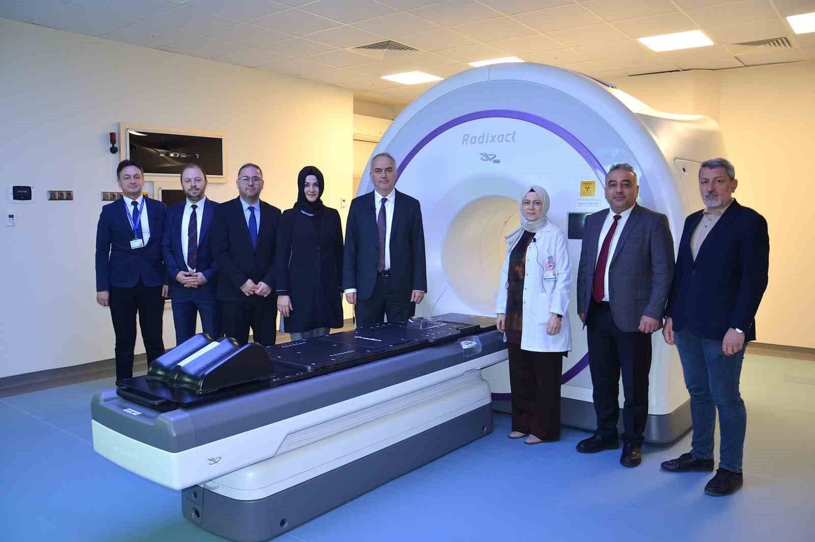 Bursa Şehir Hastanesi'nde hizmete giren yeni tomoterapi cihazı ve sağlık yetkilileri.