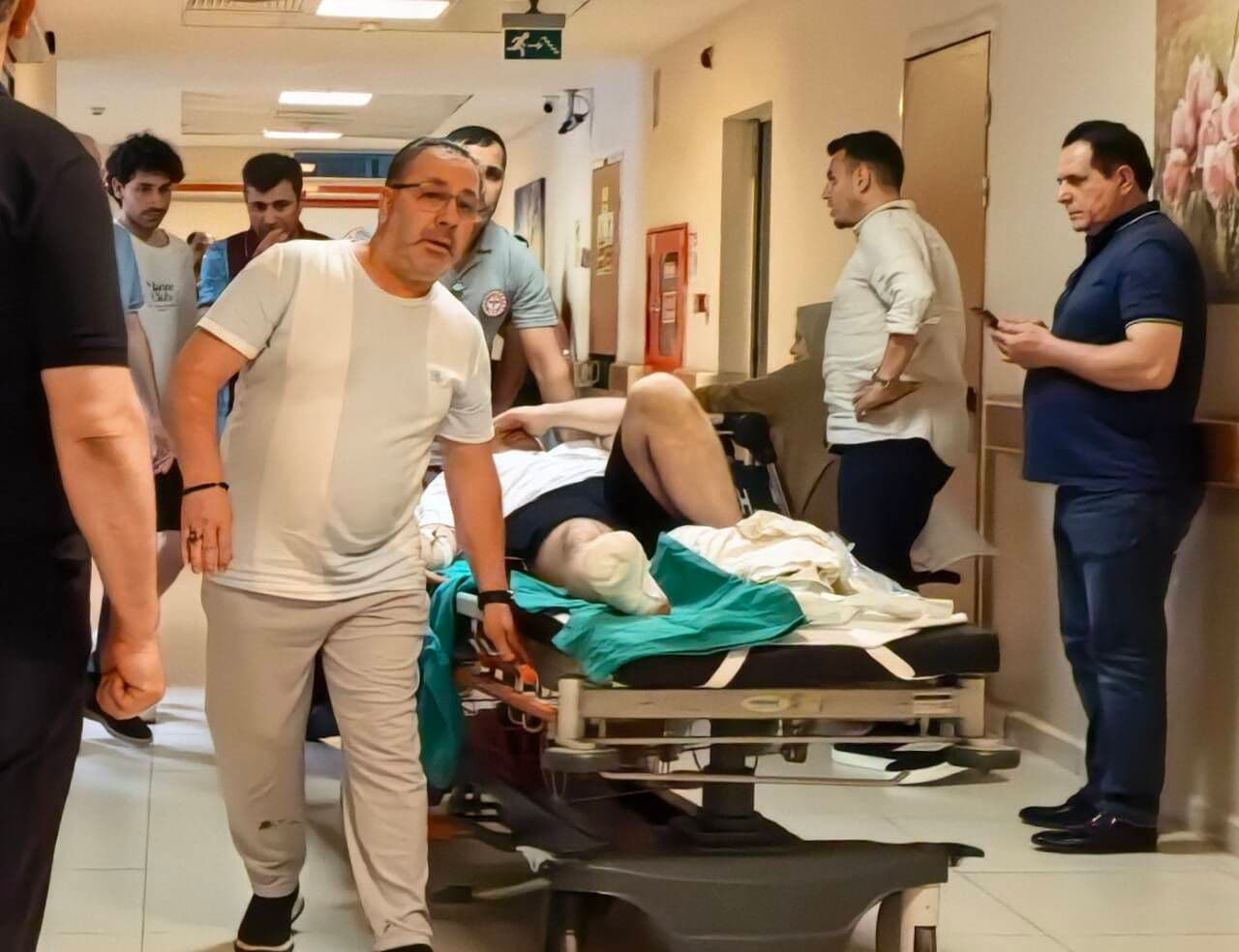 Bursa'da çim biçme makinesi kazasında yaralanan kişi hastanede sedyeyle taşınıyor.
