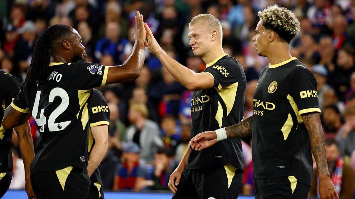 Manchester City futbolcuları, Crystal Palace maçında gol sonrası sevinçlerini paylaşıyor, Erling Haaland önde.