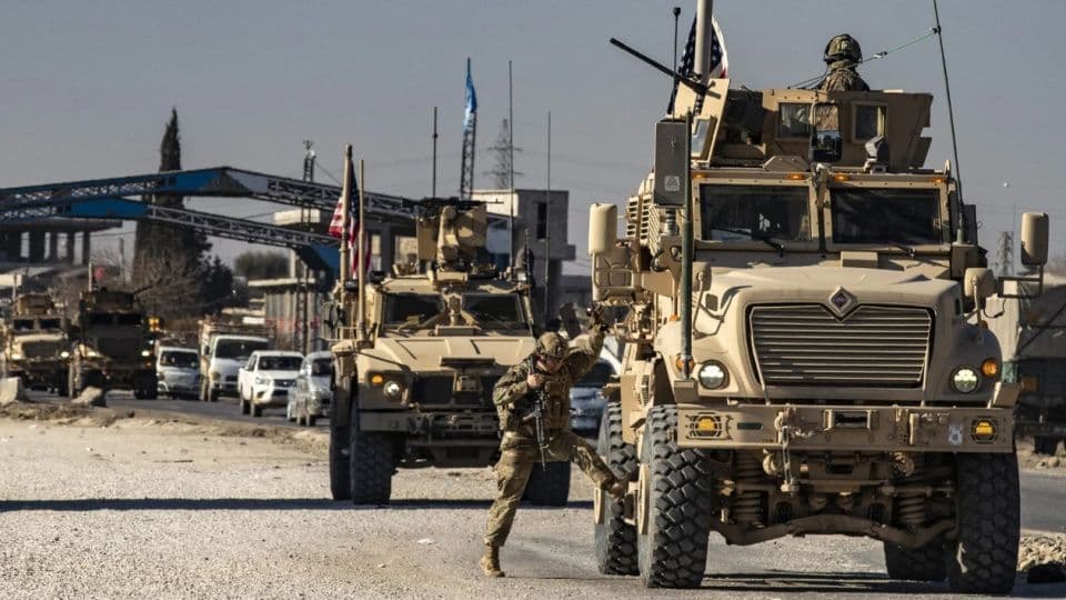 Orta Doğu'da ABD askeri konvoyu, zırhlı araçlar ve askerler.