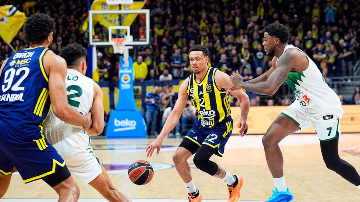 Fenerbahçe Beko'lu oyuncu Wade Baldwin IV, Zalgiris Kaunas ile oynanan EuroLeague play-off maçında top sürerken.