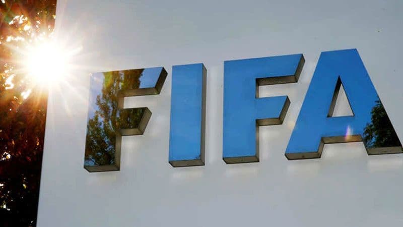 Güneşin yansıdığı bir FIFA logosu.