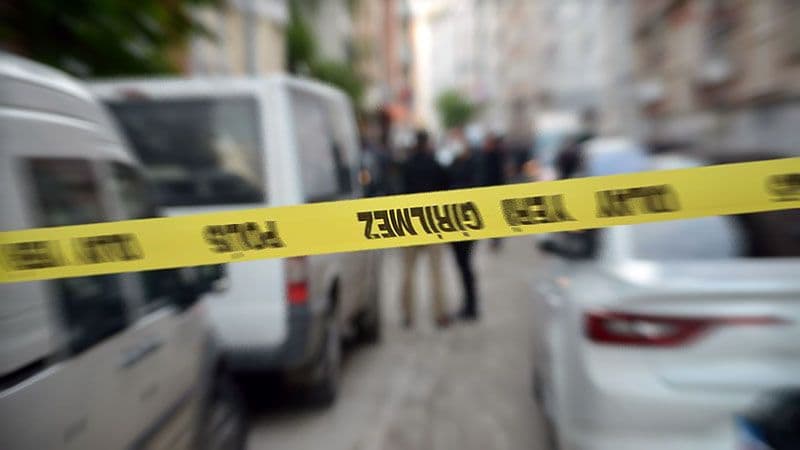 Bursa'da berber dükkanında silahlı saldırı sonrası olay yeri inceleme şeridi ve polis ekipleri.