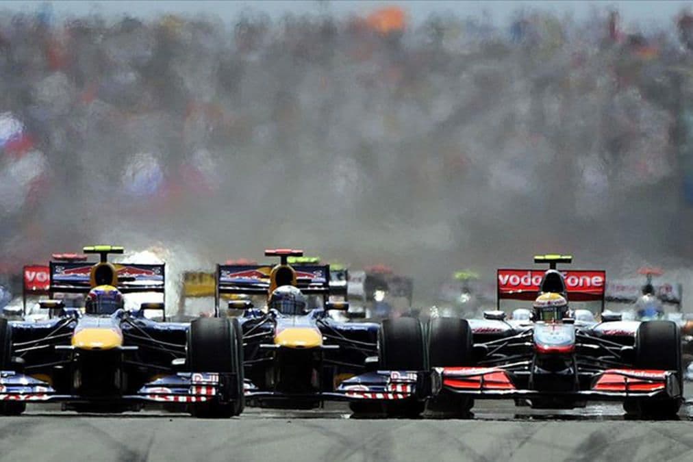 Formula 1 yarışında start anı, pistte hızla ilerleyen yarış araçları.