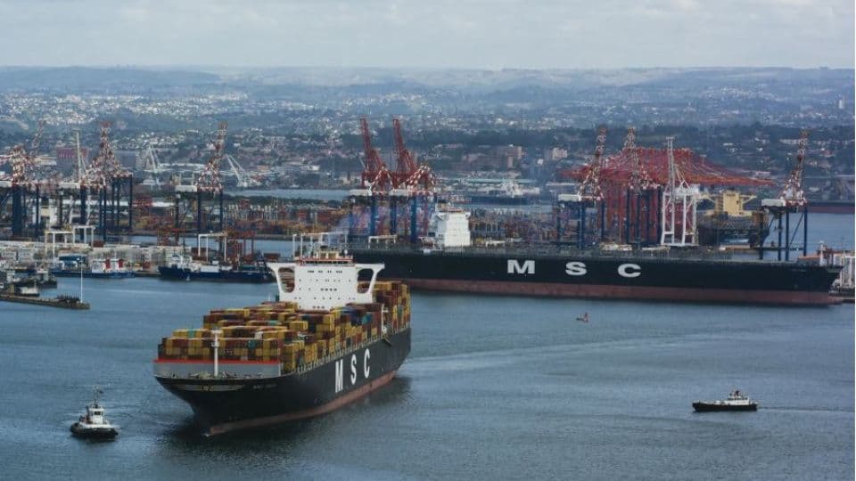 MSC konteyner gemileri limanda, konteynerler yüklü.