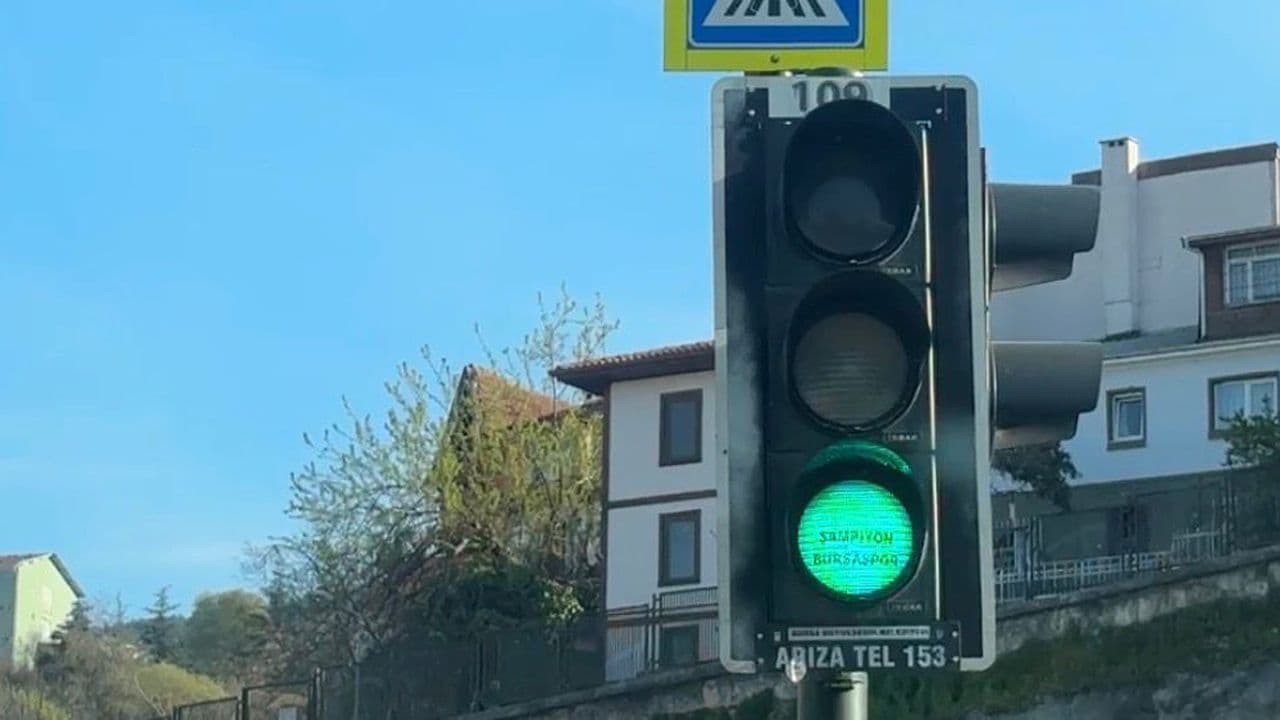 Bursa'da yeşil ışığında 'Şampiyon Bursaspor' yazan trafik lambası.
