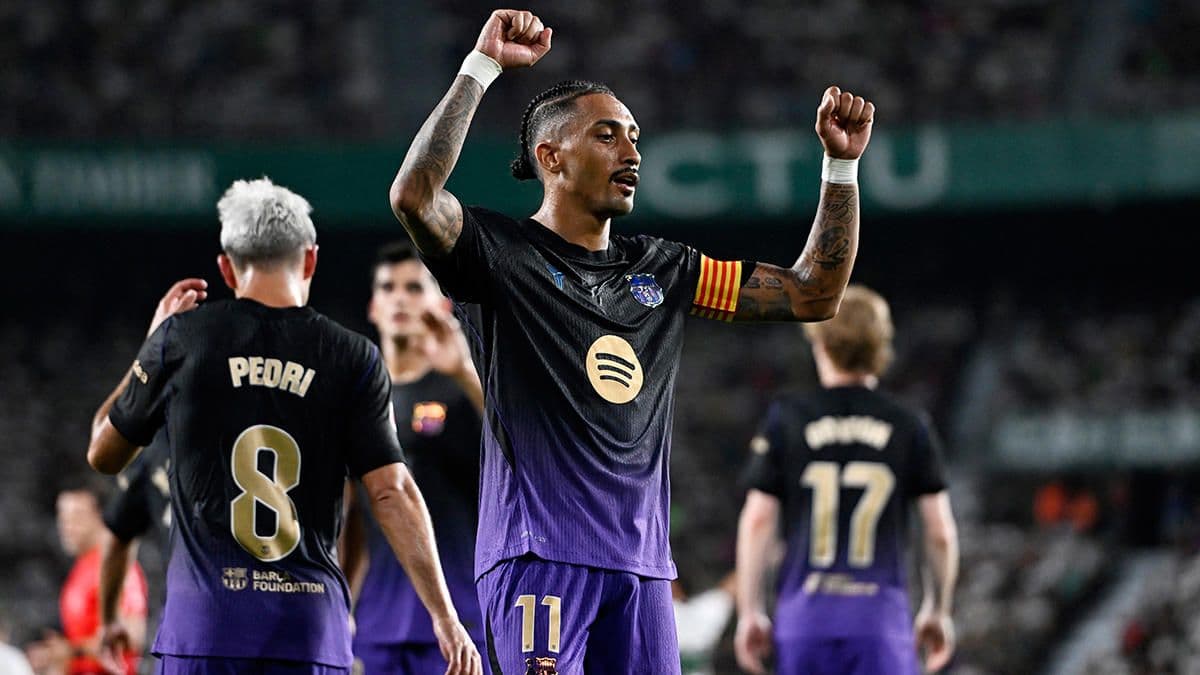Barcelona'nın Elche'yi 5-0 yendiği maçta gol sevinci yaşayan Raphinha ve takım arkadaşları.