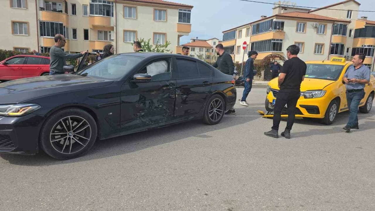 Bursa İnegöl'de trafik kazası sonrası hasarlı ticari taksi ve otomobil, olay yeri incelemesi.