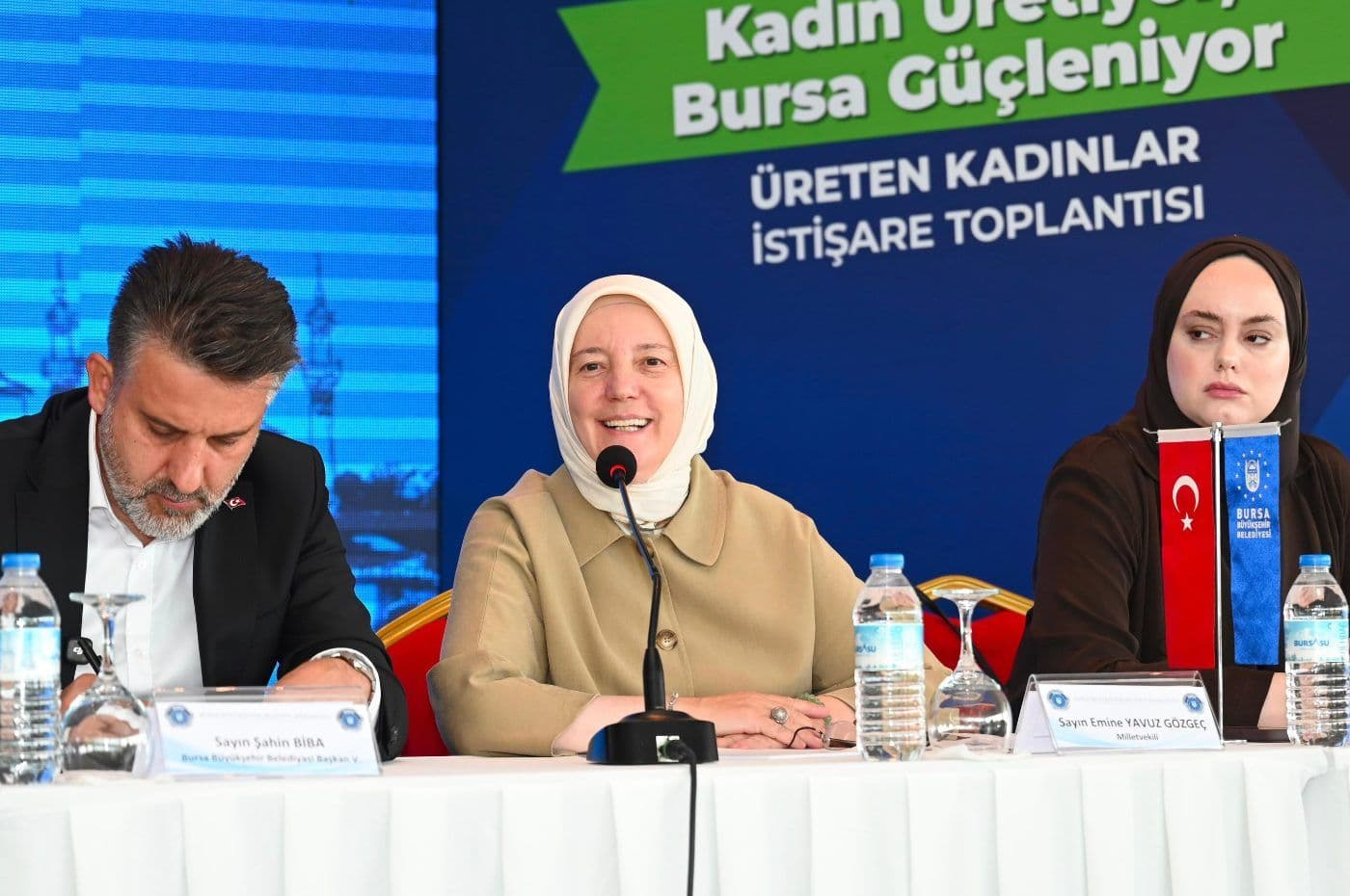 Bursa'da 'Üreten Kadınlar İstişare Toplantısı'nda AK Parti Milletvekili Emine Yavuz Gözgeç, Bursa Büyükşehir Belediye Başkan Vekili Şahin B…