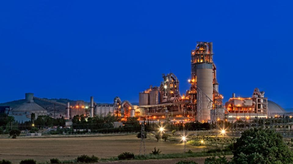 Akçansa Çimento fabrikası, gece ışıkları altında