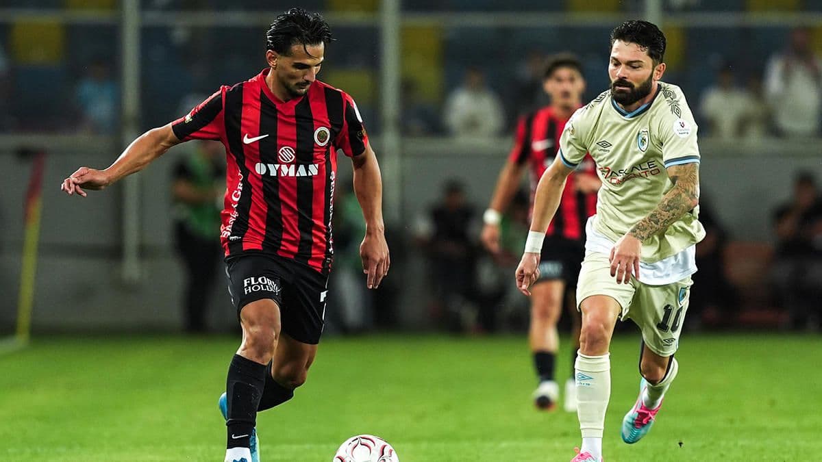 Gençlerbirliği ve Erzurumspor FK futbolcuları Trendyol Süper Lig maçında top mücadelesi veriyor.