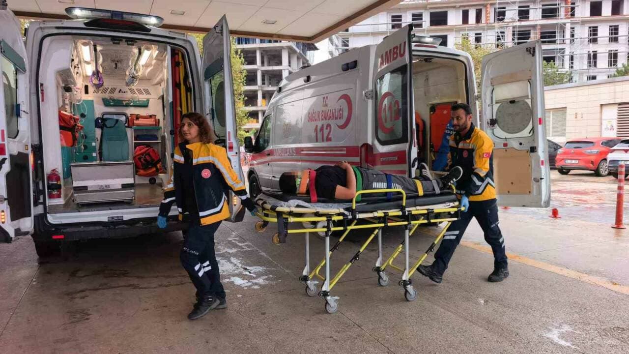 Bursa'da merdiven boşluğuna düşen 12 yaşındaki çocuk, sağlık ekipleri tarafından ambulansa alınırken.