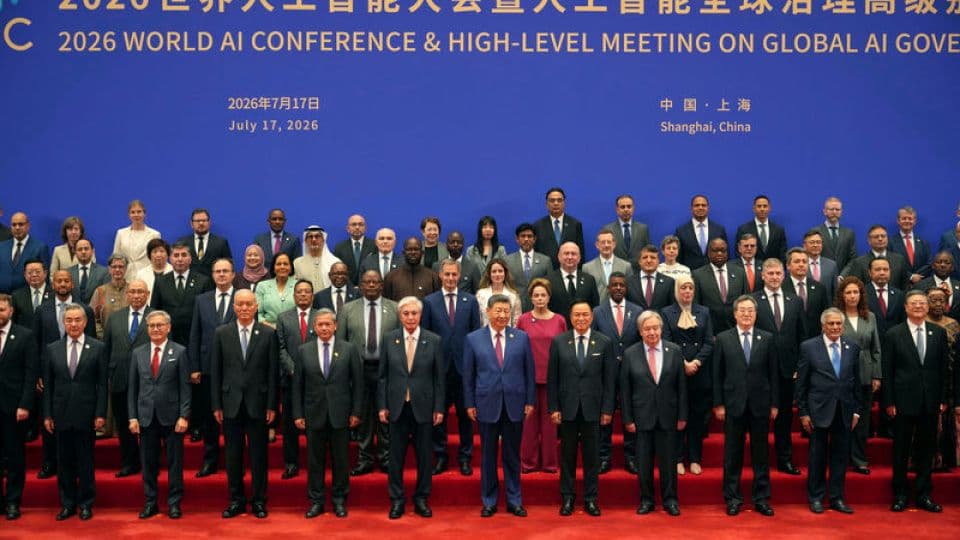 2026 Dünya Yapay Zeka Konferansı'nda uluslararası heyet ve katılımcılar, Şanghay, Çin.
