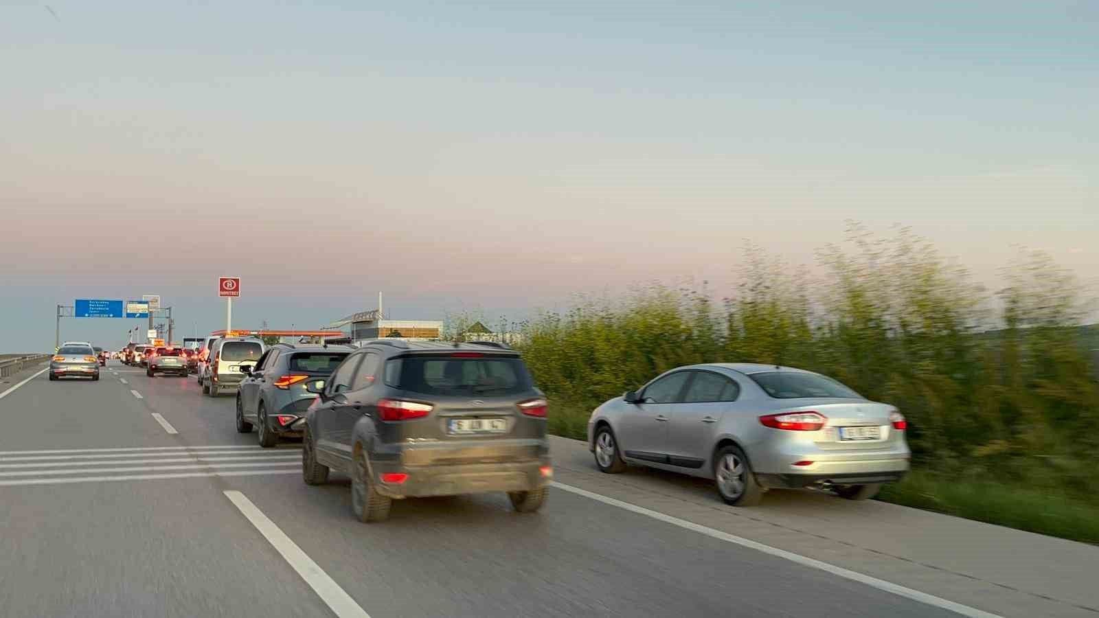 Bursa'da Kurban Bayramı trafiği nedeniyle otoyolda oluşan uzun araç kuyruğu.
