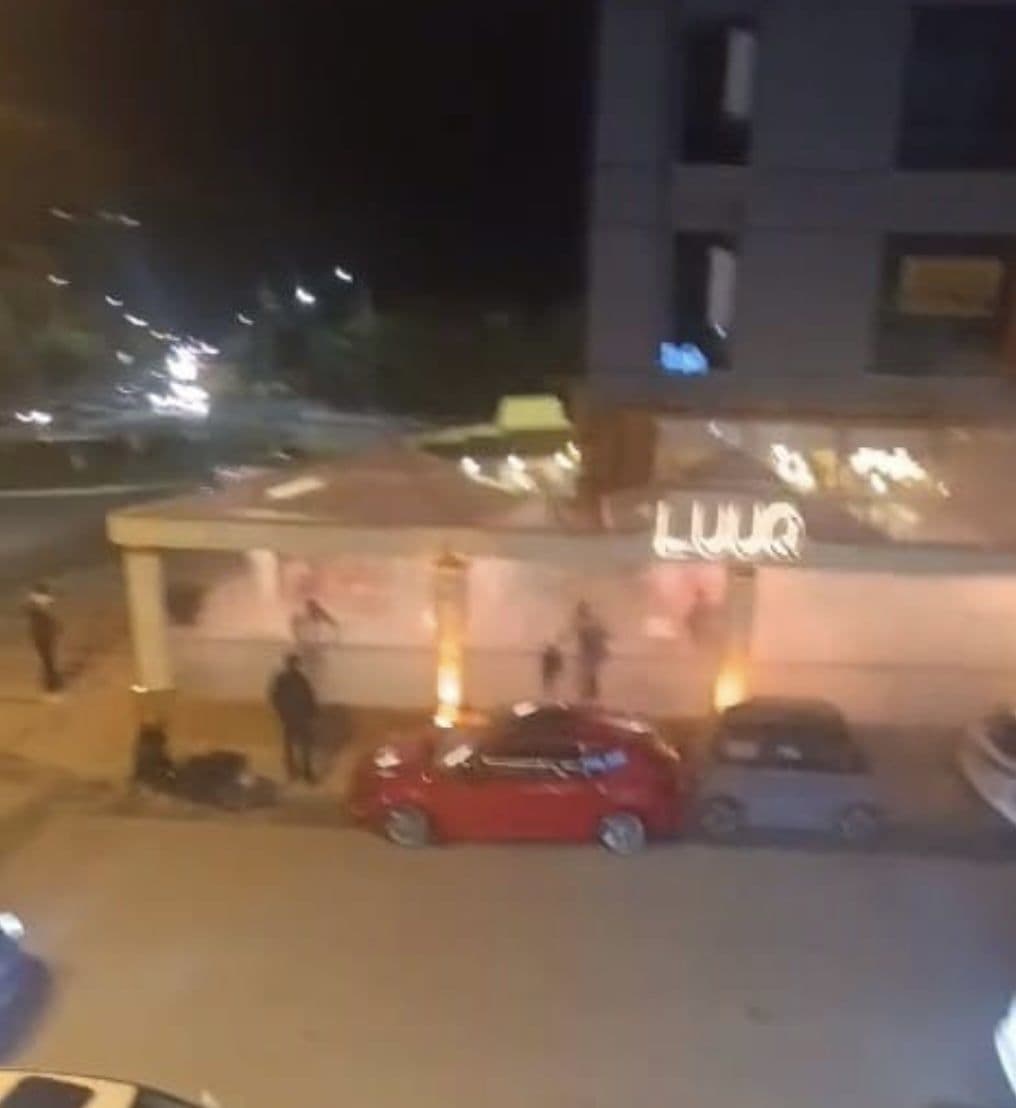 Bursa İnegöl'deki kafede çıkan yangın sonrası dışarıdan görünüm.