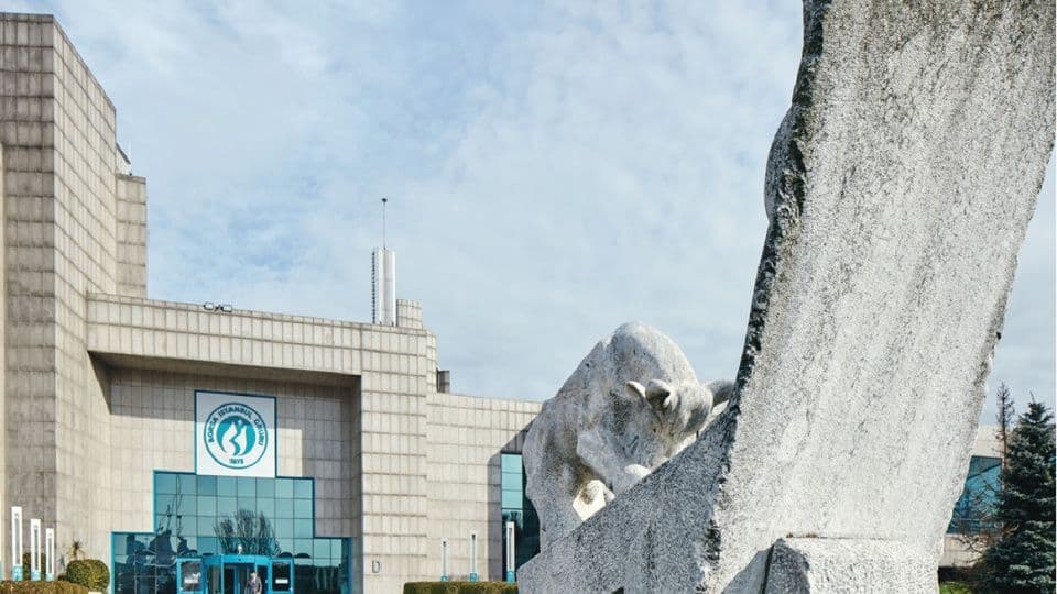 Borsa İstanbul binası ve finans piyasalarını simgeleyen boğa heykeli