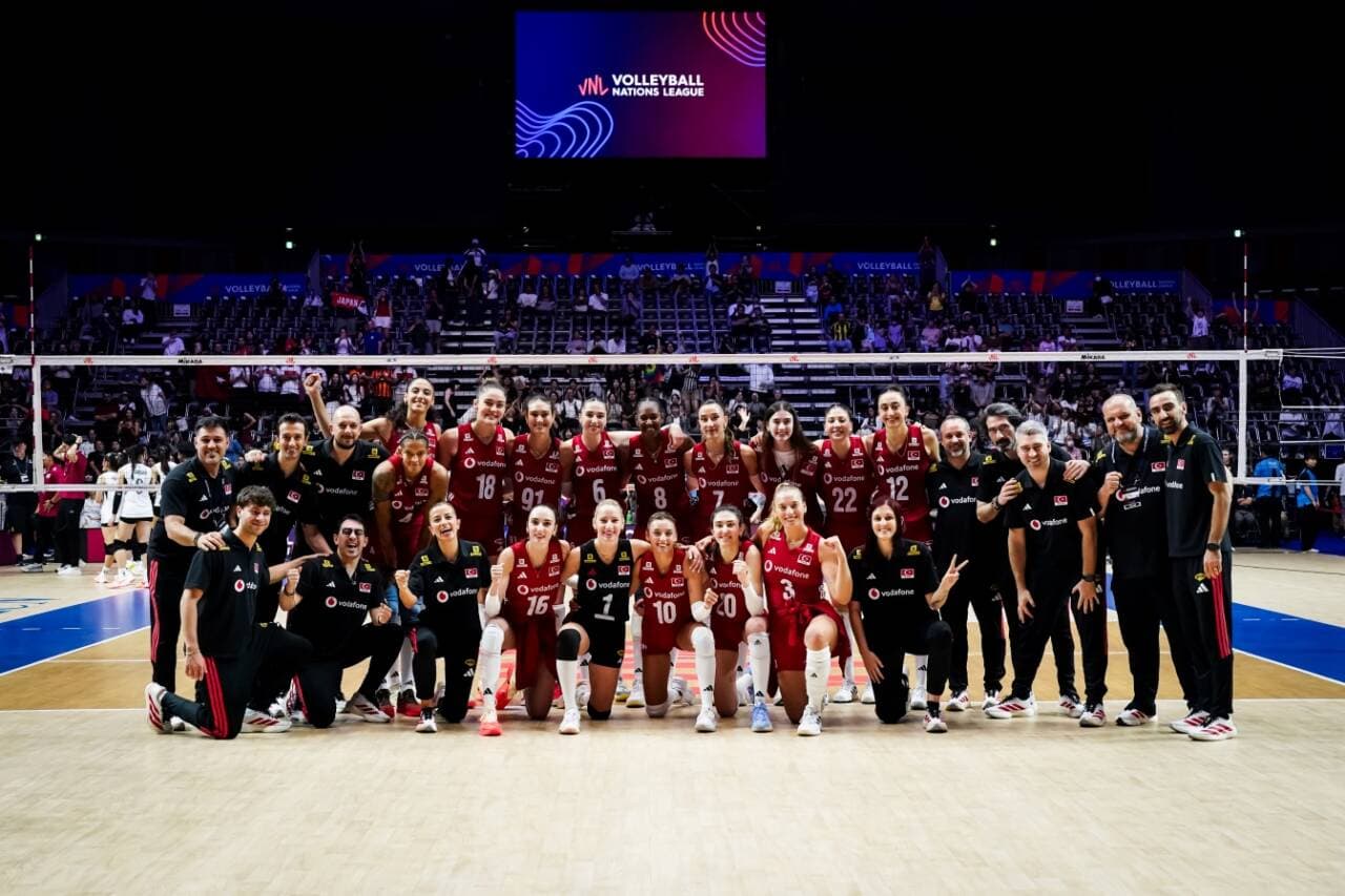A Milli Kadın Voleybol Takımı, Voleybol Milletler Ligi'nde Tayland galibiyeti sonrası takım pozu veriyor.