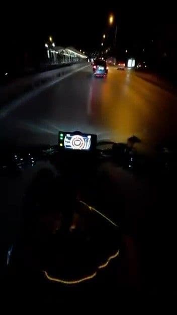 Bursa Osmangazi'de motosiklet kazası, kask kamerası görüntüsü, gece yol, trafik