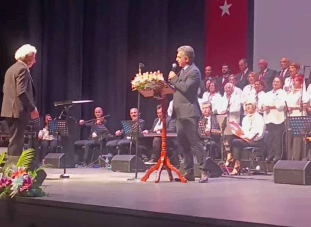 Gemlik Belediye Başkanı Şükrü Deviren, Sanatçı Kimliğiyle Sahne Aldı