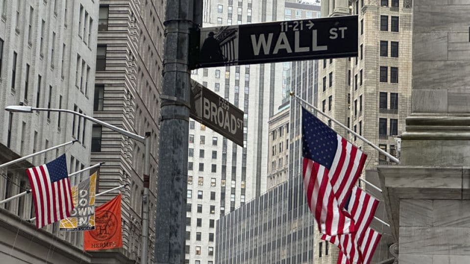 Wall Street tabelası ve Amerikan bayrakları, finans piyasaları.